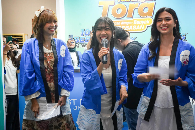 Jトラスト銀行のブースにいる3人のJKT48メンバー