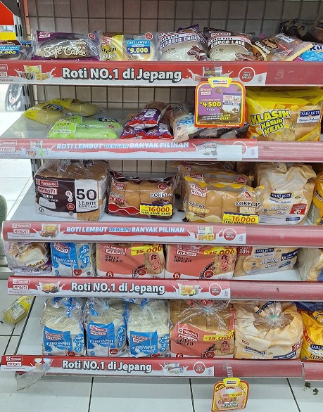 インドネシアのヤマザキパン売り場