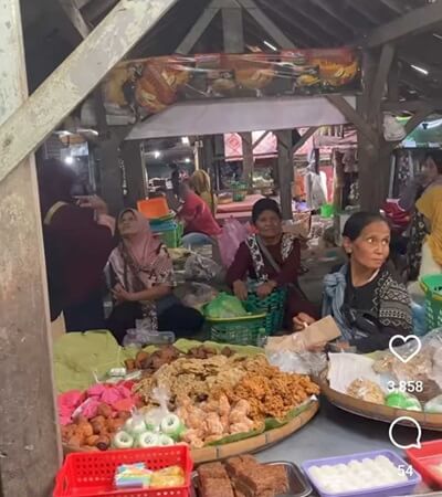 インドネシアの市場の種類豊富な揚げ物