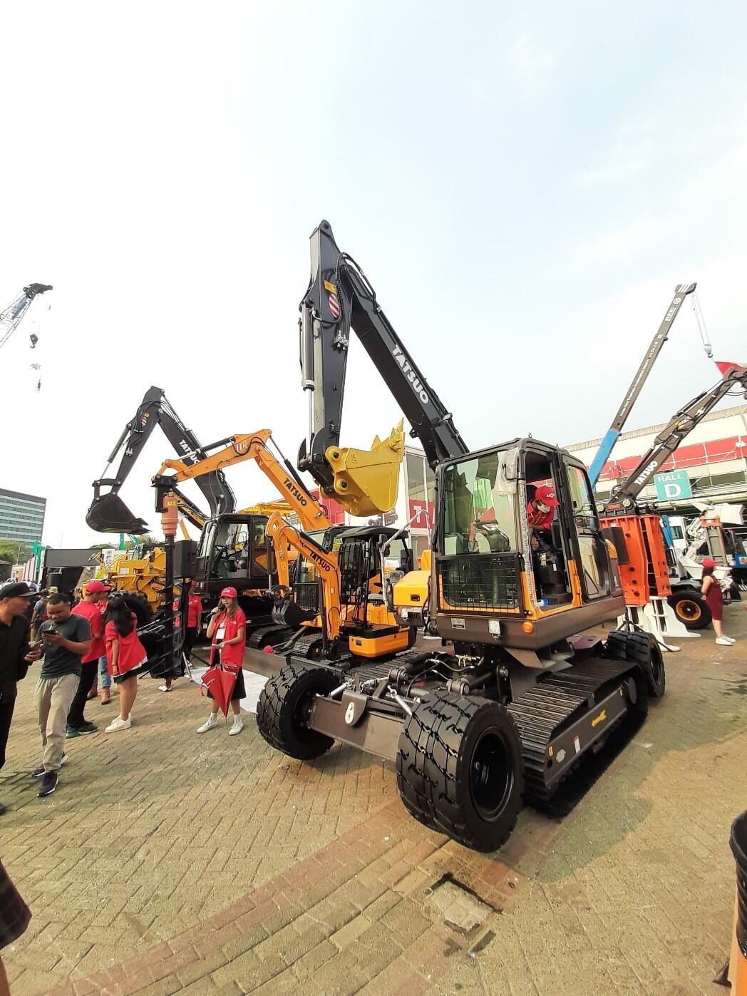 東南アジア地域最大級の国際鉱業設備の展示会Mining Indonesiaに展示されたTatsuo社の軽量クラスのエクスカベーター