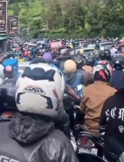 インドネシアの長期休暇の大渋滞