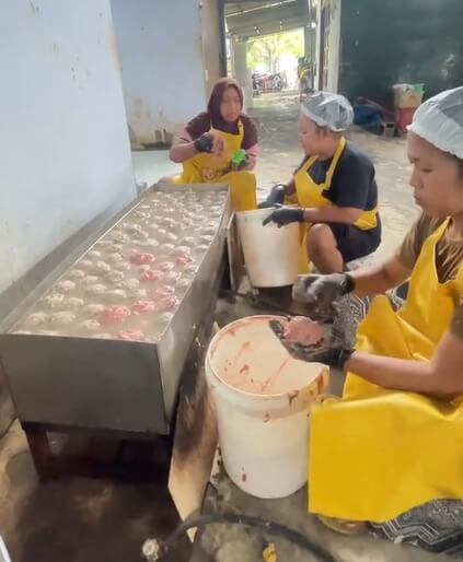 インドネシアの肉団子工場