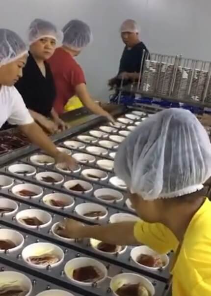 インドネシアのカップ麺製造工場