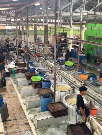 インドネシアの豆腐工場