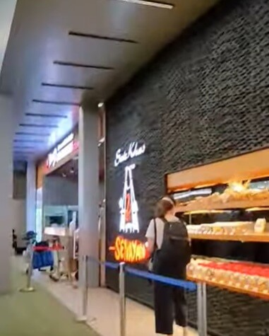 スカルノ・ハッタ国際空港第3ターミナルでお食事