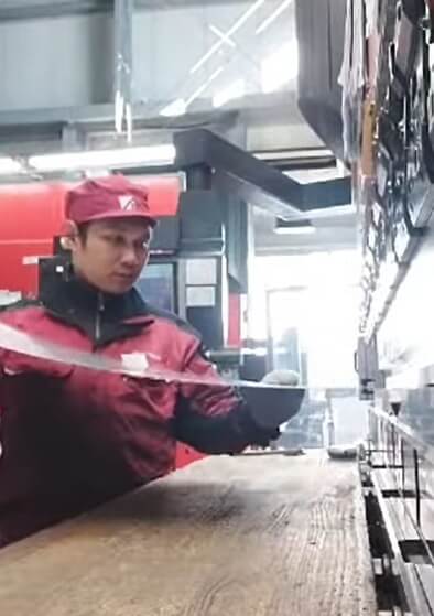 インドネシア人の金属板加工の仕事