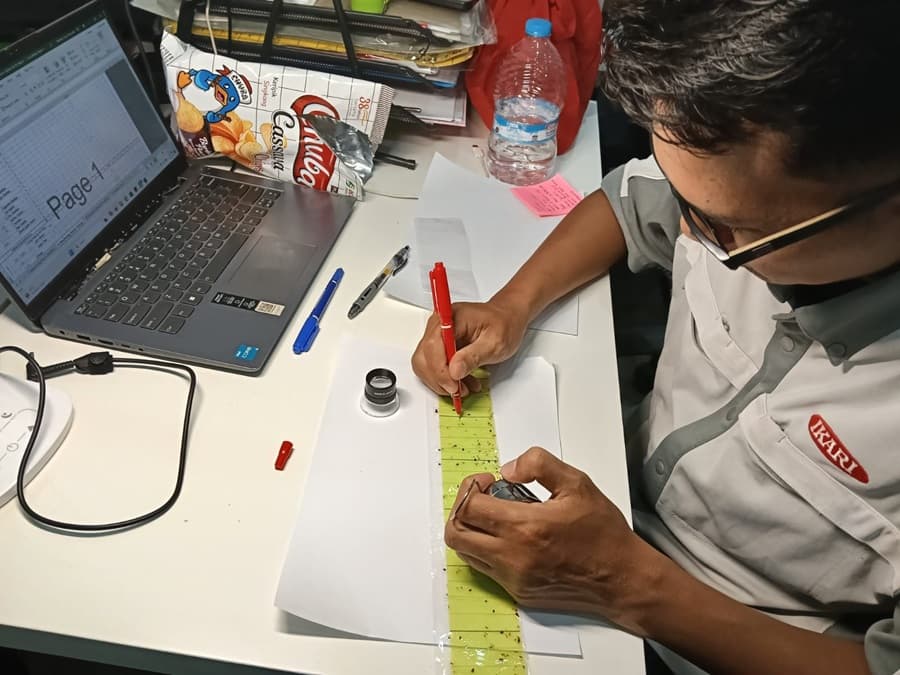 イカリ消毒インドネシア従業員の作業場面