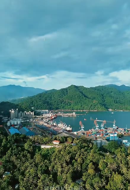 テルック・バユール港の施設と港湾の風景