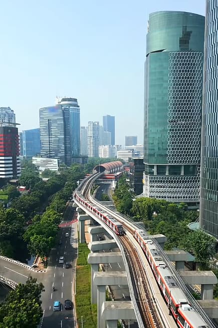 高層ビル群と住宅地が広がる大都市ジャカルタ